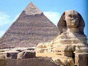 три пирамиды в Гизе и знаменитый Сфинкс